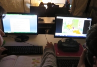 Οι μαθητές δουλεύουν (συγκρίνοντας ιστορικούς χάρτες) στους υπολογιστές του Εργαστηρίου